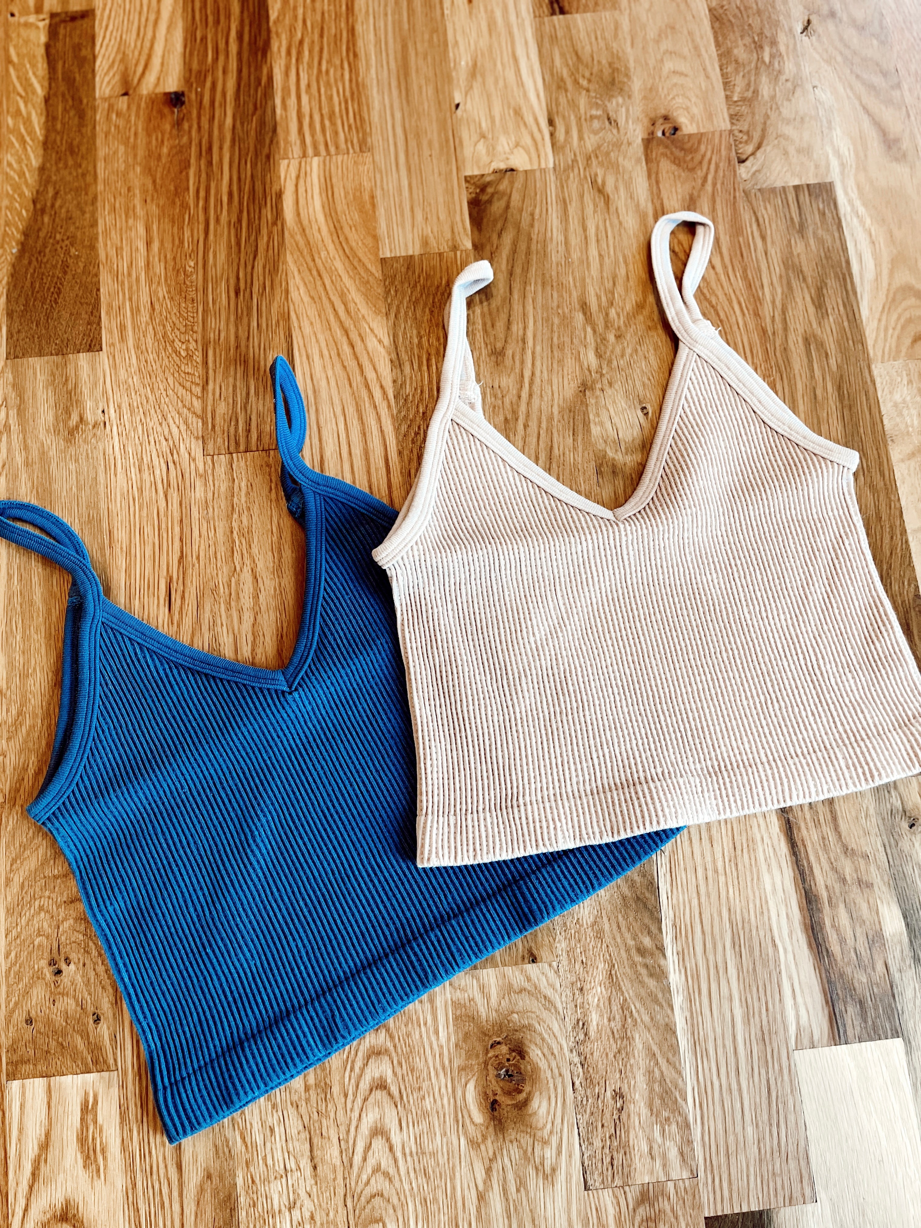 Ribbed UV Neck Crop Top