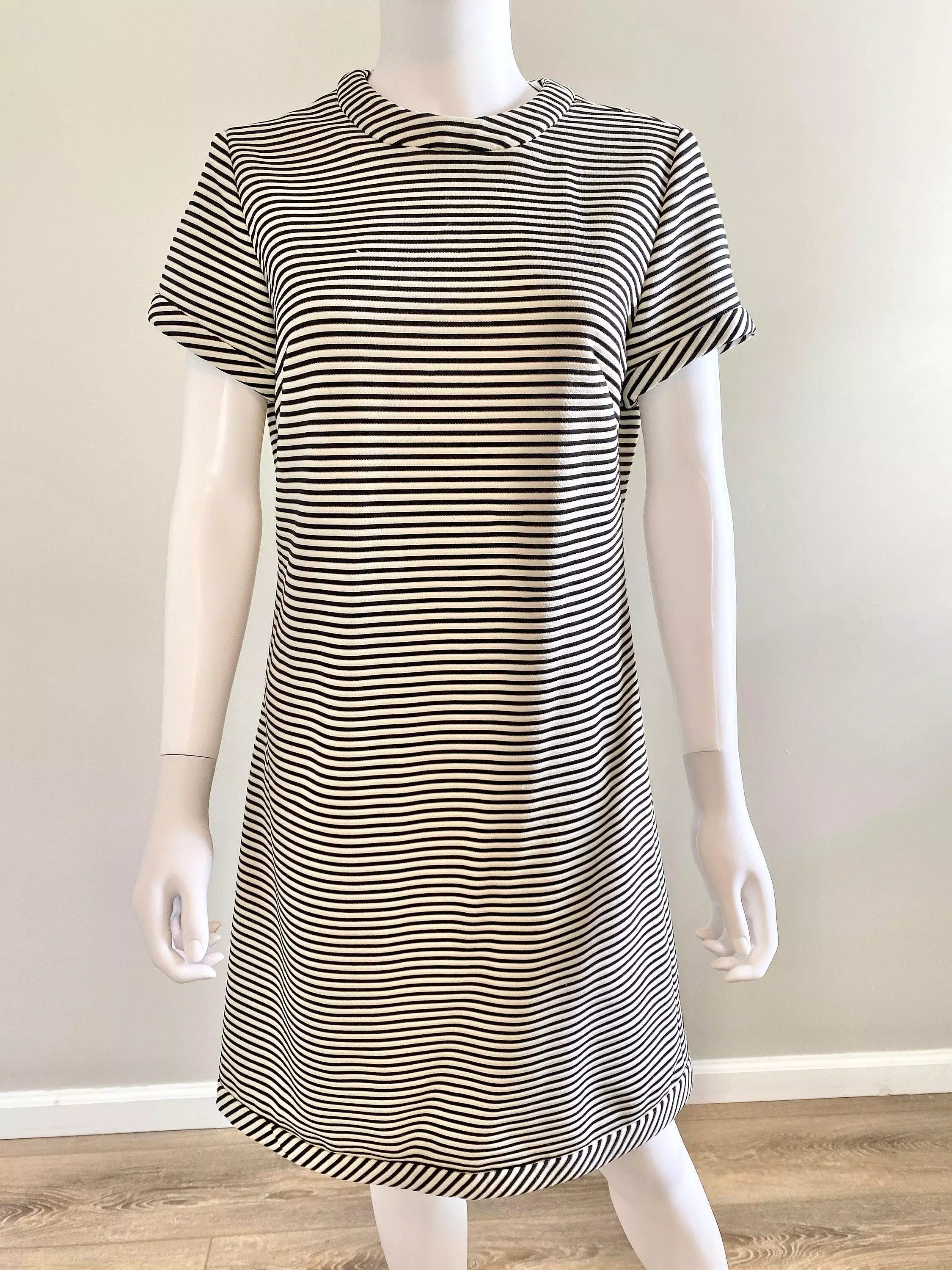 Vintage 1960s Black and White Striped Shift Dress / 60s retro Scooter Dress / Barbie core dress / Size S