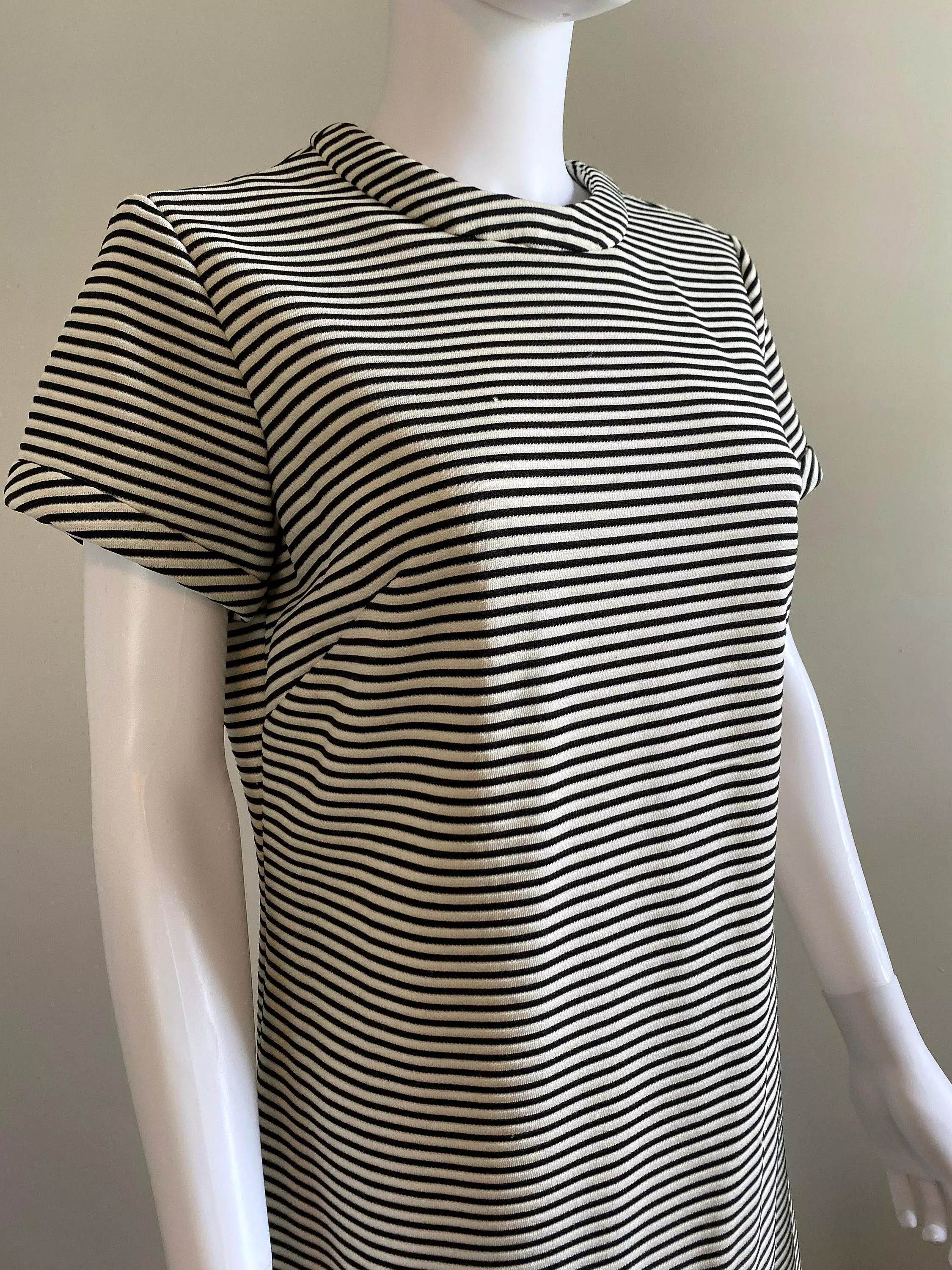 Vintage 1960s Black and White Striped Shift Dress / 60s retro Scooter Dress / Barbie core dress / Size S