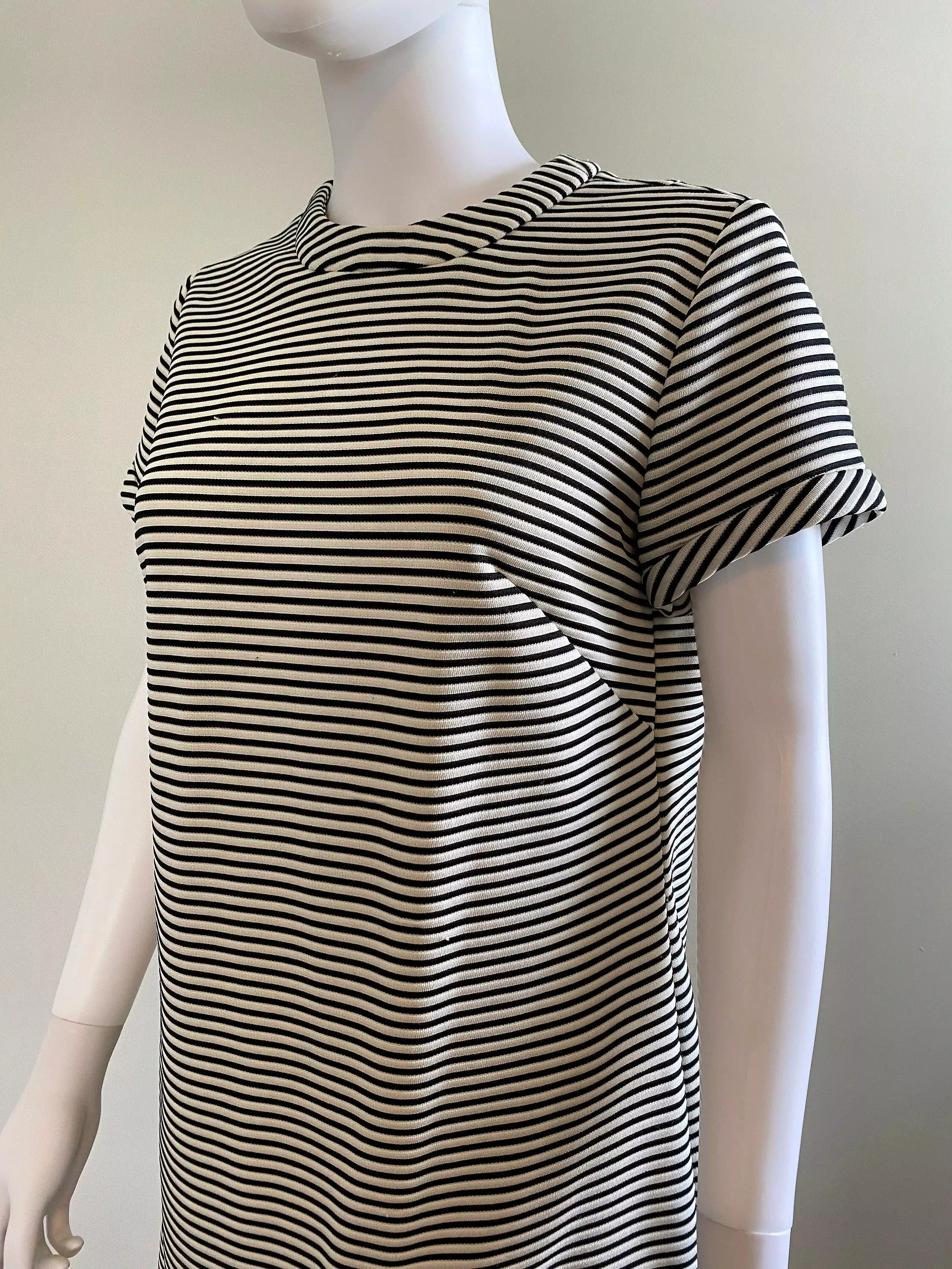 Vintage 1960s Black and White Striped Shift Dress / 60s retro Scooter Dress / Barbie core dress / Size S