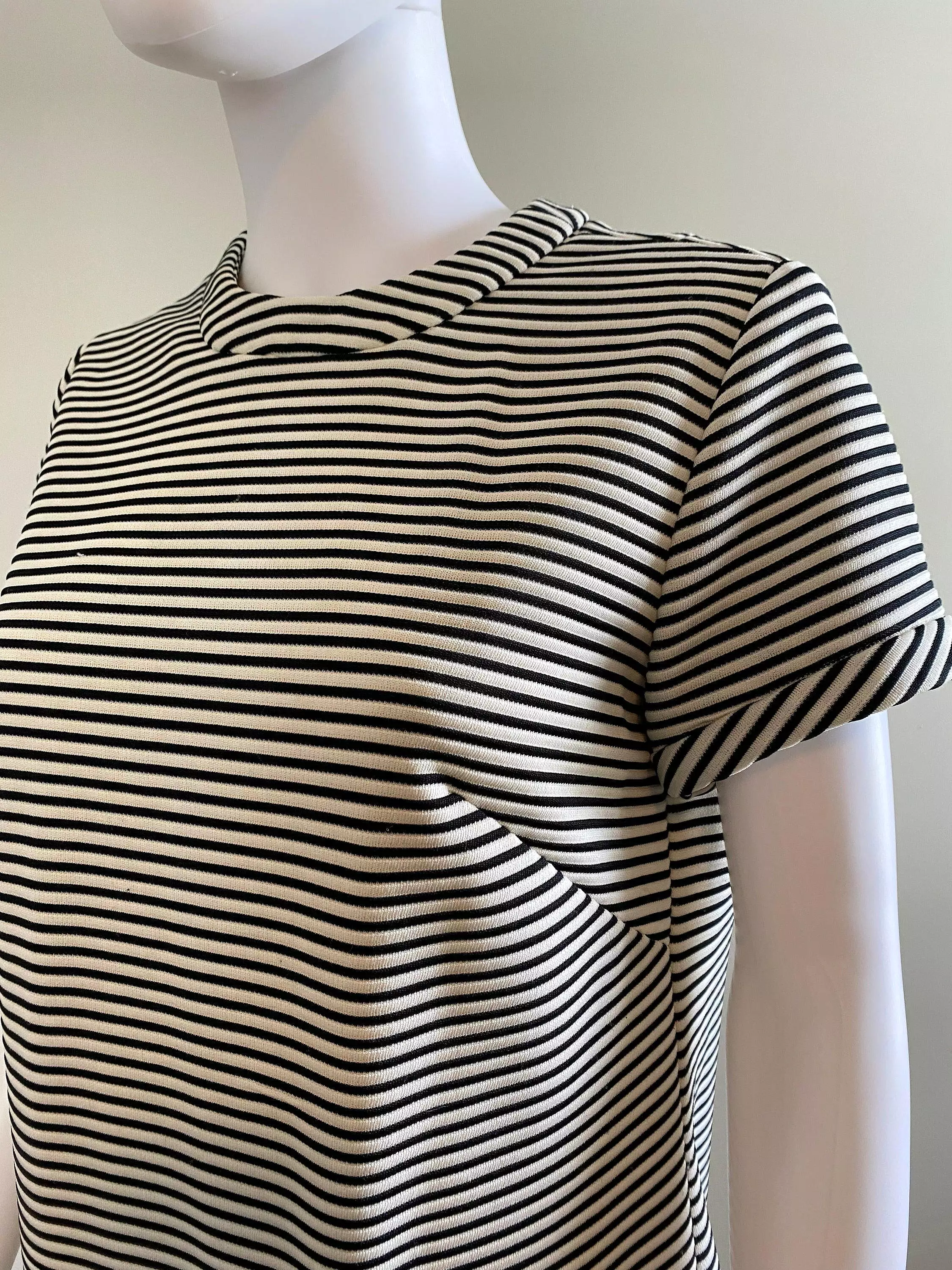 Vintage 1960s Black and White Striped Shift Dress / 60s retro Scooter Dress / Barbie core dress / Size S