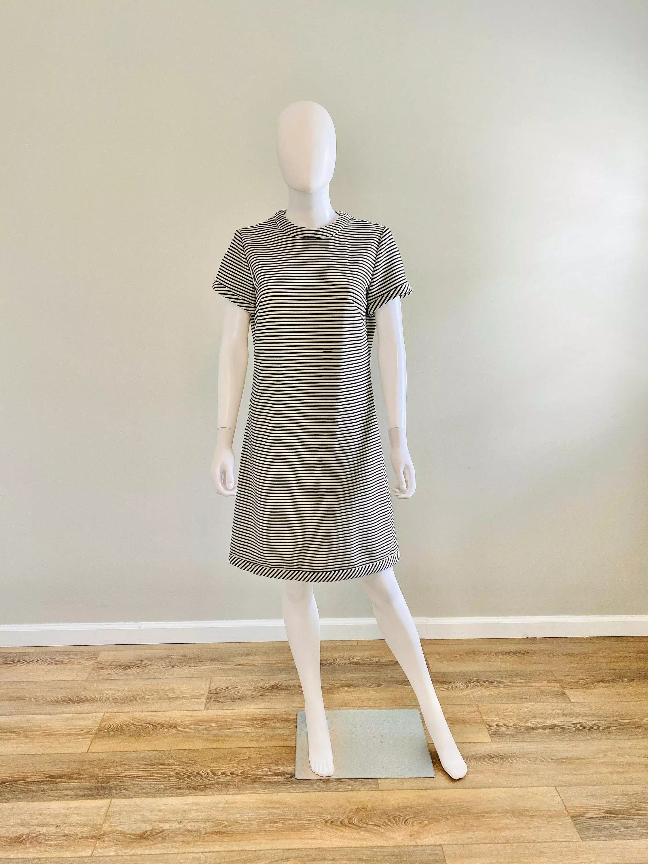 Vintage 1960s Black and White Striped Shift Dress / 60s retro Scooter Dress / Barbie core dress / Size S